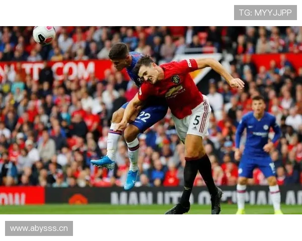 曼联防线失误频繁引发争议,后场稳定性面临考验