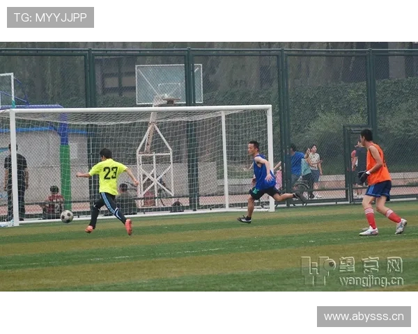 仲满这生活简直戏剧，一边球场挥汗一边豪宅派对全开没谁了