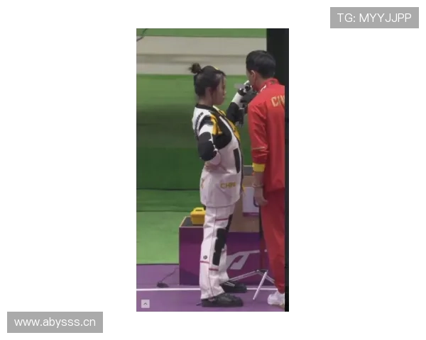 傅海峰穿拖鞋逛菜市场的样子，奥运冠军和讨价还价的大妈同框太违和